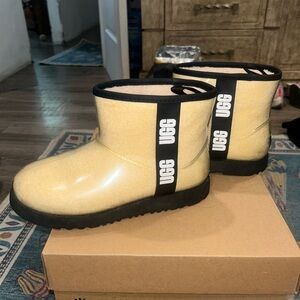 Ugg Classic Clear Mini II Rain Boots kids size 6